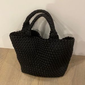 Trend woven handbag with matching wristlet.